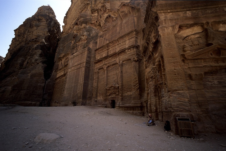Jordanien 2012 - Petra Straße der Fassaden.jpg